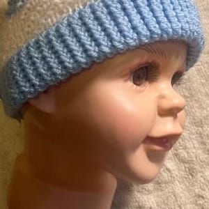 Handgefertigte Loom-Strick Mütze für Neugeborene/Frühchen – weich & gemütlich in blau und weiß