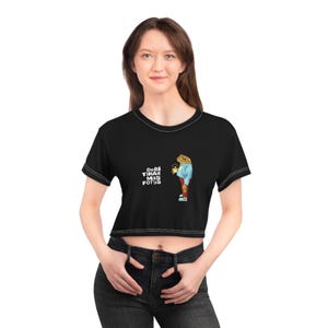 DeBÍ TiRAR MáS FOToS Women&#39;s Black Crop Tee (AOP) - DtMf Sapo concho, Fans gift, Boricua