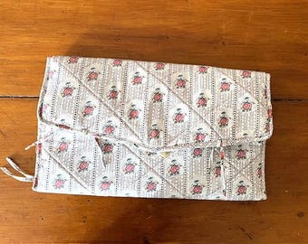 Bolso vintage Pierre Deux para lencería y accesorios, acolchado, con flores rosas y blancas, estilo francés campestre, con etiquetas originales, de los años 90.