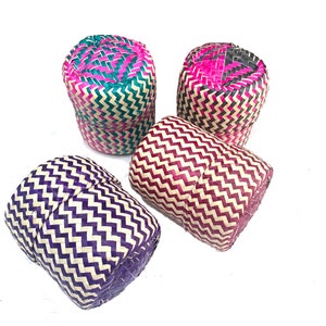 Cestas pequeñas de hoja de palma, juego de 4 cubos naturales de cilindro de almacenamiento con tapa, cesta multicolor mexicana hecha a mano, cesta portavasos caliente o fría
