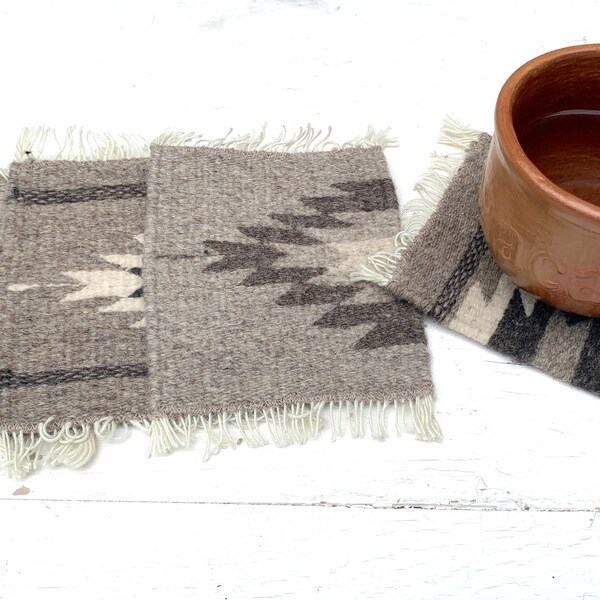 Zapotec Rug Mug Coaster 5"x6" Handgeweven niet-geverfde grijze natuurlijke wollen minitapijt, rustiek huisinterieur exterieur kleine mat, set van 4 wandtapijten