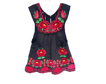 XSサイズのメキシカンエプロン：青地に赤の花柄刺繍、ポケット付き