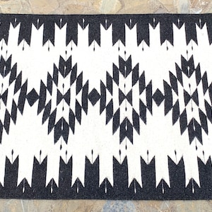 Zapotec zwart/wit vloerkleed, 31 x 61 inch handgeweven geometrisch accenttapijt, schapenwol traditioneel Oaxaca-textiel, vloer/muur hangend platgeweven