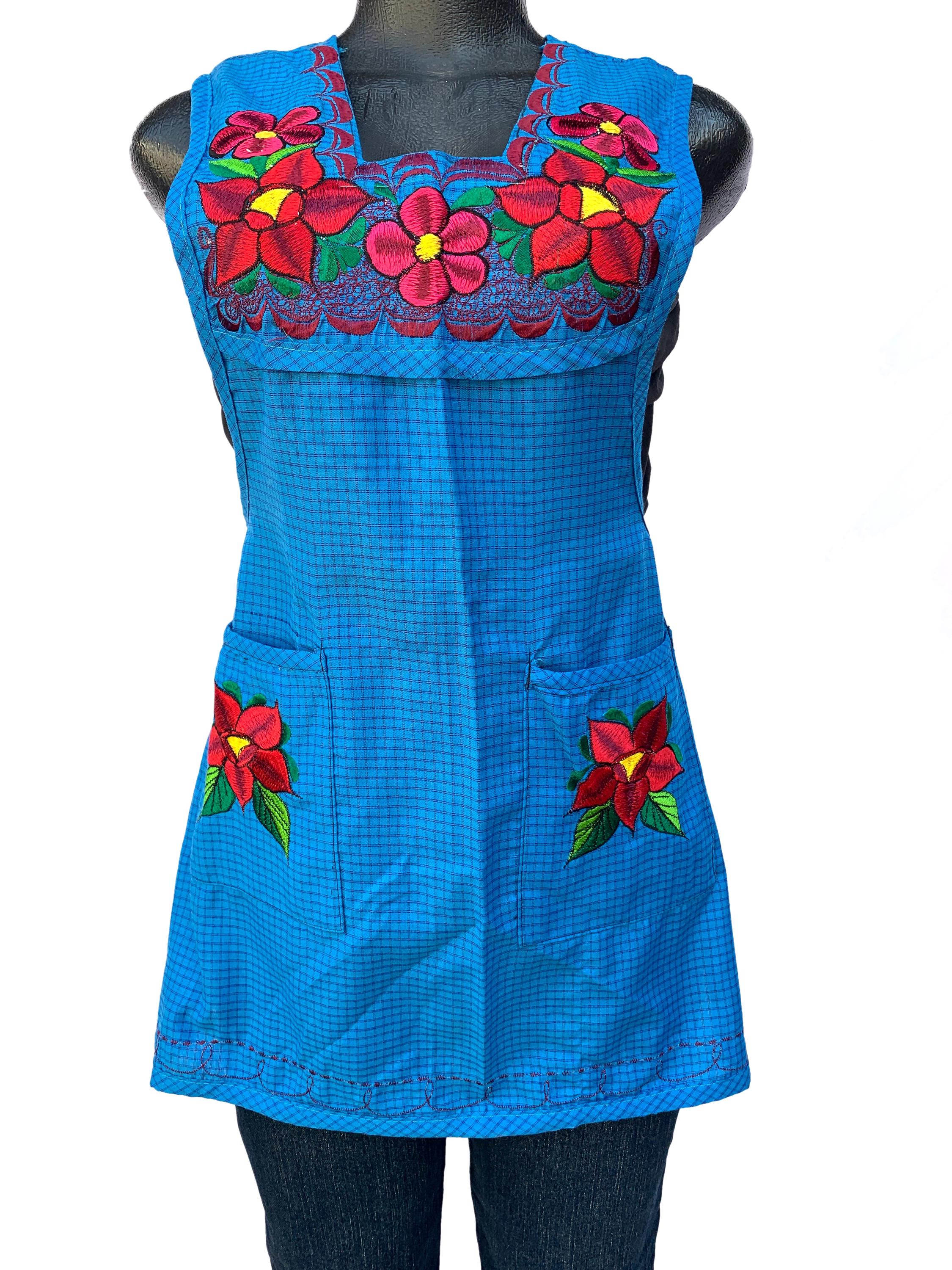 XSサイズのメキシカンエプロン：青地に赤の花柄刺繍、ポケット付き