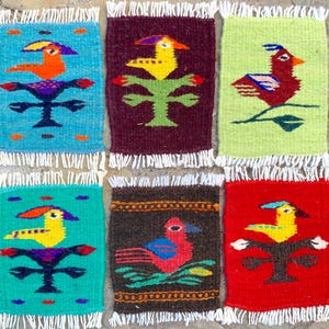 Puede incluir: Seis posavasos tejidos coloridos con diseños de pájaros estilizados. Los posavasos están hechos de lana y tienen un borde con flecos. Los pájaros están representados en varios colores, incluyendo rojo, amarillo, azul, verde y naranja.