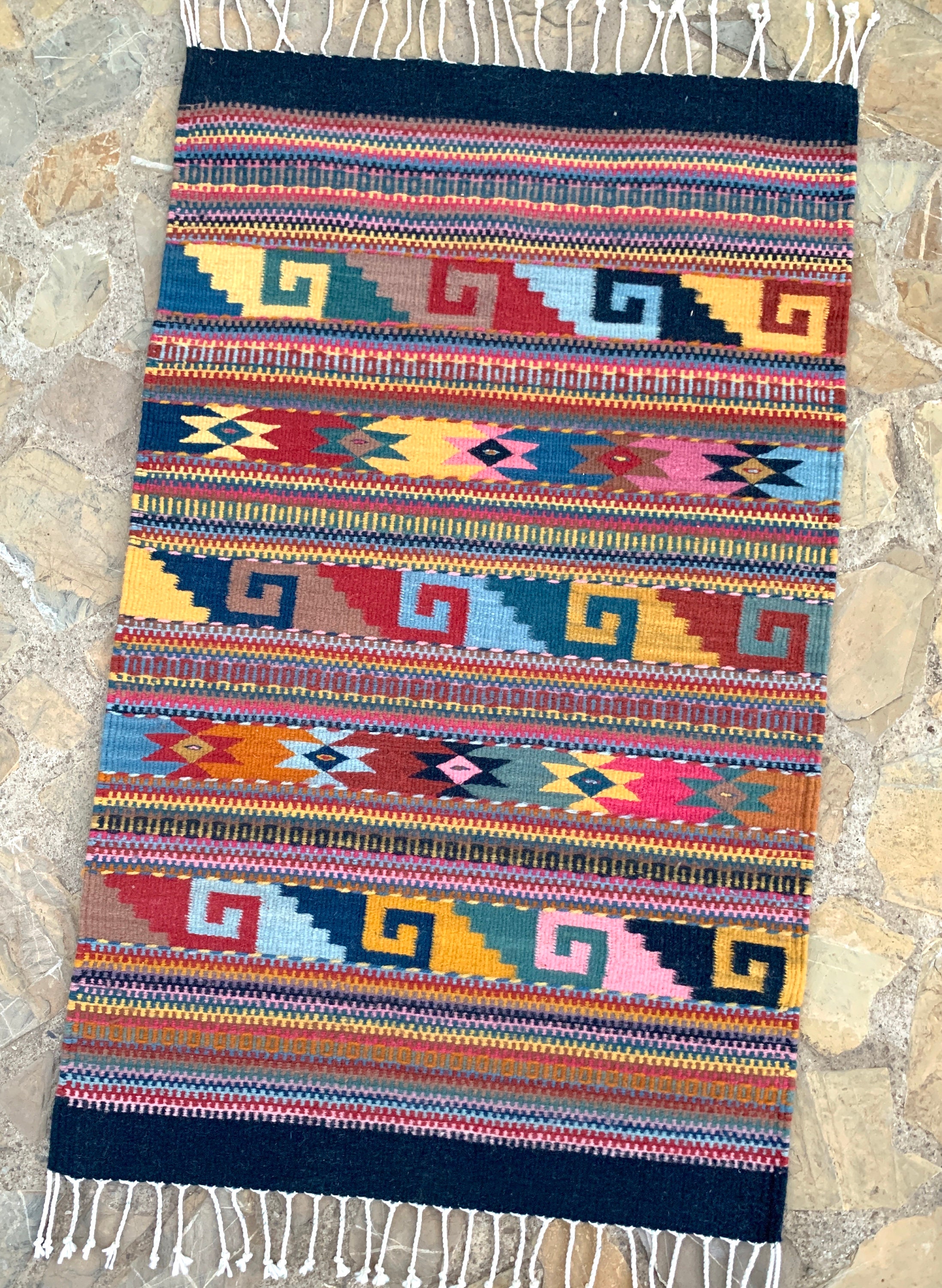 幾何学模様の手織りウールラグ モダンなマルチカラーデザインラグ、手織りの幾何学模様のウールラグ