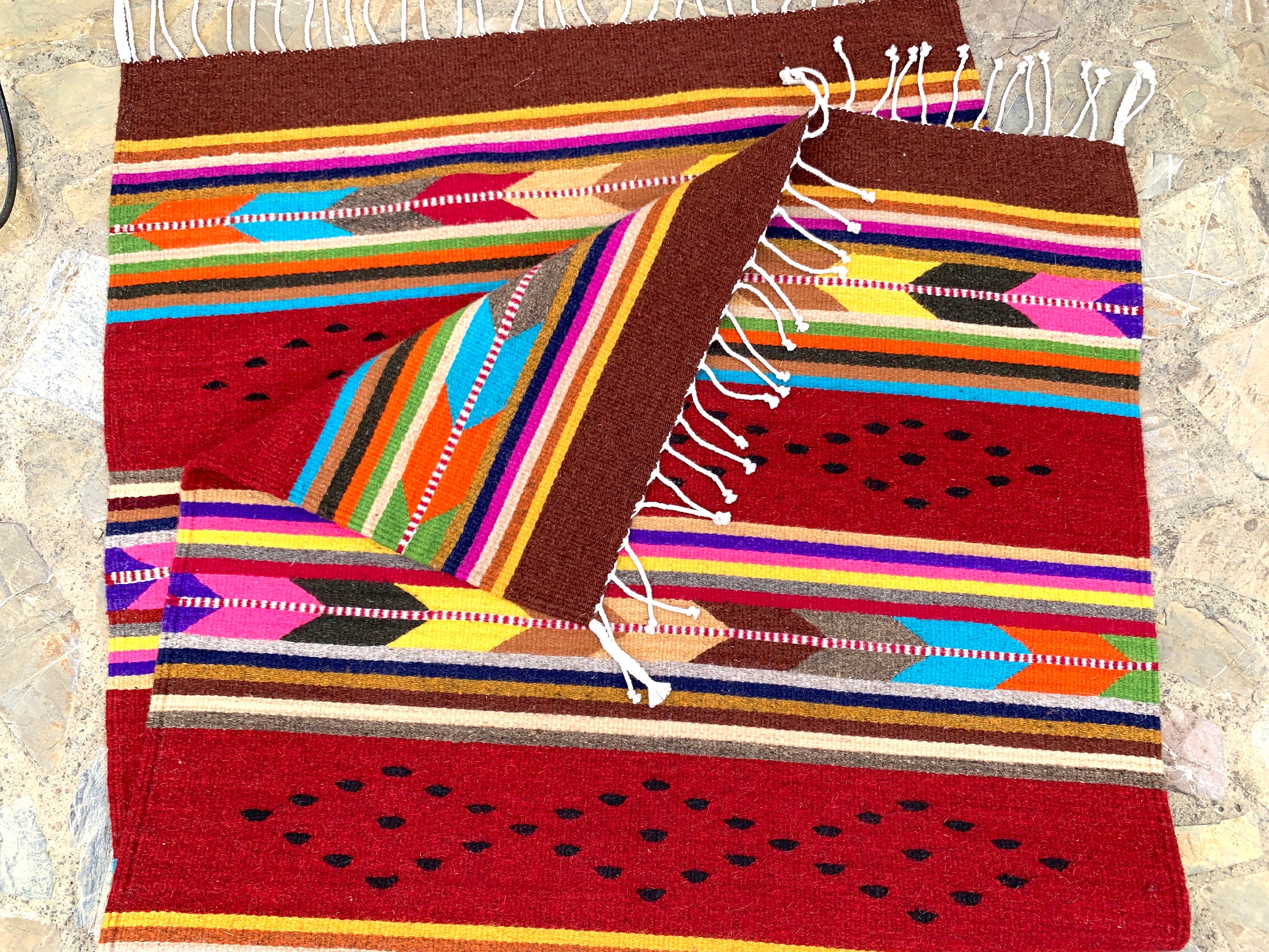 手織りのザポテクウールラグ：赤い幾何学模様の矢印、素朴な壁装飾（31