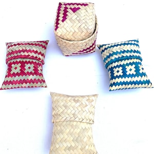 Puede incluir: Cuatro cestas tejidas con diferentes diseños de colores. Las cestas están hechas de materiales naturales y tienen un aspecto tradicional.