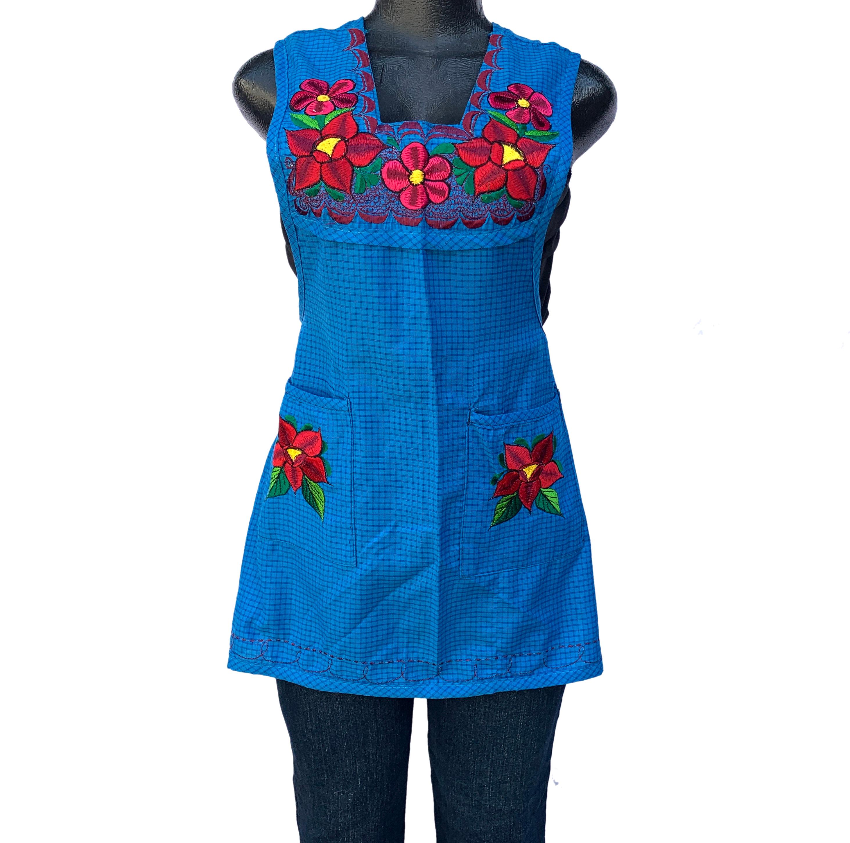 XSサイズのメキシカンエプロン：青地に赤の花柄刺繍、ポケット付き