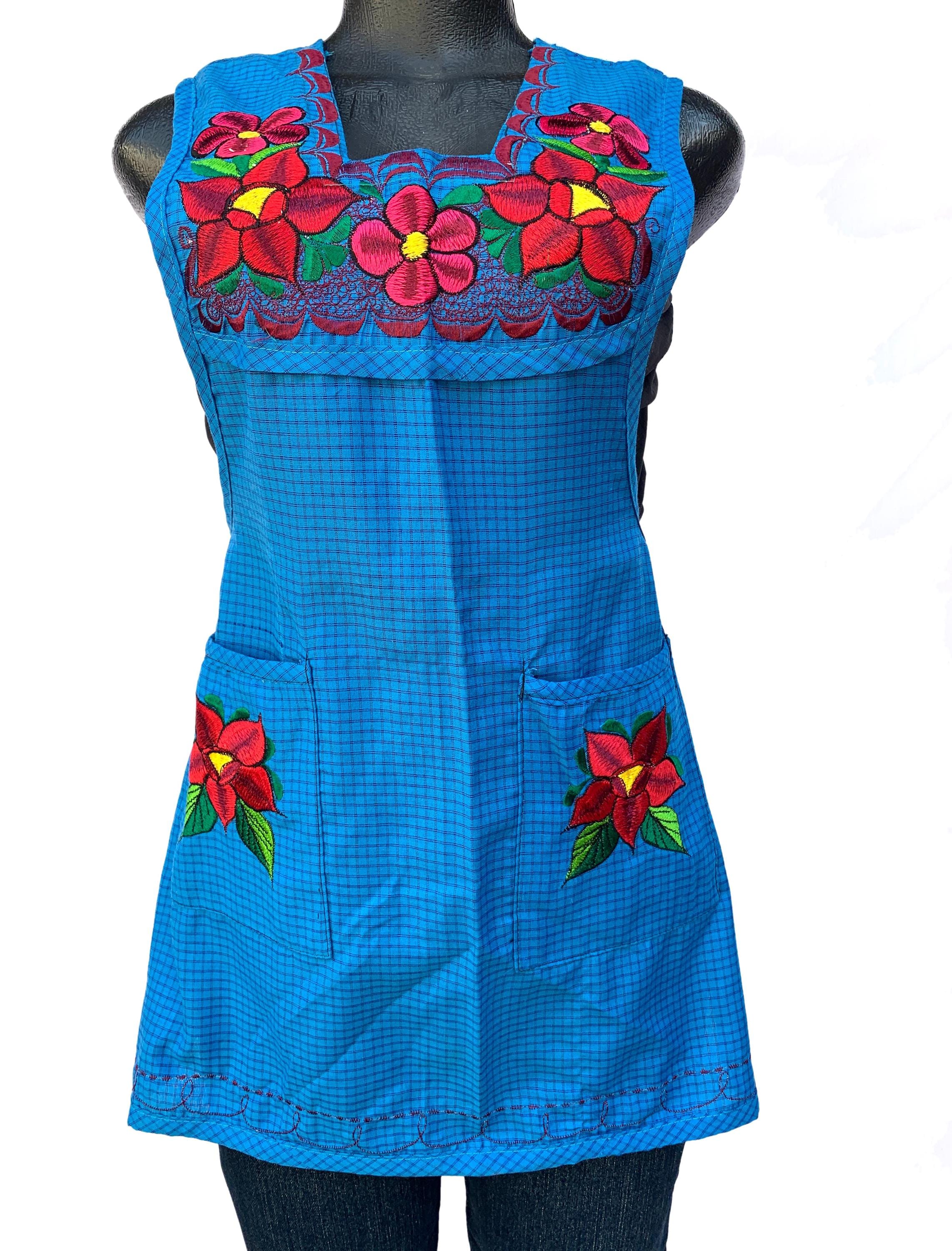 XSサイズのメキシカンエプロン：青地に赤の花柄刺繍、ポケット付き
