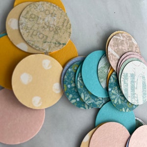 50 círculos en papel y cartulina con bonitos diseños, tamaño 1 1/4"