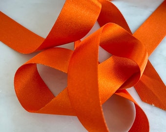 Dubbelzijdig luxe satijnen lint van 1 inch, gesneden op maat - Firecracker Orange met glanzende stippen