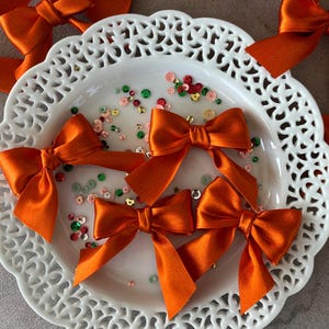 Orange Doppelschleifen 5 cm Ideal für Geschenkboxen und -taschen, Leckerli- und Keksboxen. Creme Bögen Champagne Bögen Fuschia Bögen Silber Bögen Pfirsich Bögen