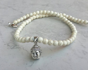 Halsband med vitt Buddha-hänge i silver och howlit