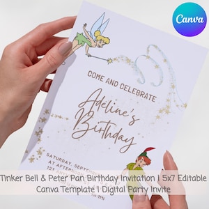 Puede incluir: Una tarjeta de invitación blanca con ilustraciones de Campanilla y Peter Pan. La tarjeta dice "Ven a celebrar el cumpleaños de Adeline" en una elegante escritura. También es visible el texto "Invitación de cumpleaños de Campanilla y Peter Pan".