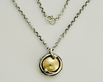 Collar bicolor, martillado oro colgante, colgante de oro plata, colgante de oro amarillo, collar de plata oxidada - caminando en círculos N8980G