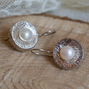 Boucles d&#39;oreilles perles d&#39;eau douce, argent martelé, boucles d&#39;oreilles élégantes, casual, boucles d&#39;oreilles en argent sterling, boucles d&#39;oreilles martelées - Love is touch E7717GS