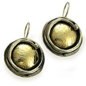 Plata pendientes oro, martillado aretes de oro, pendientes de dos tonos, post pendientes, pendientes de la gota, cuelga los pendientes - caminando en círculos. E7897G