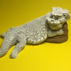 Sleepy Bearded Dragon Cutie figurine white gray finish