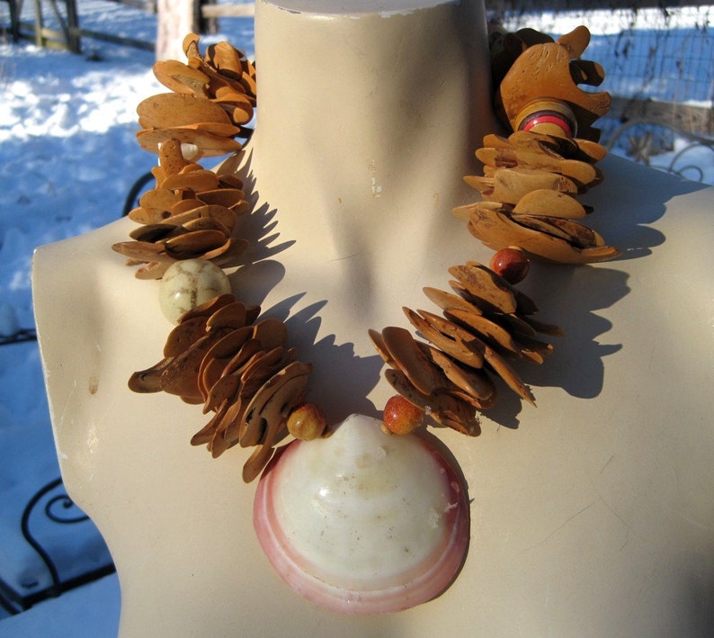 WOOD and SHELL NECKLACE image 1