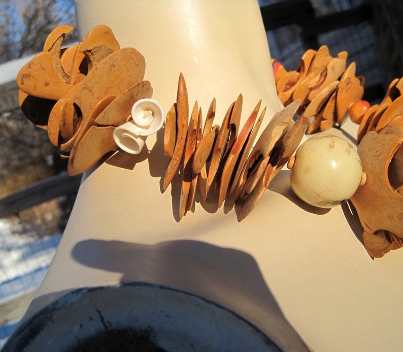 WOOD and SHELL NECKLACE image 2