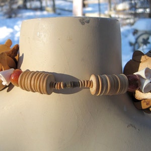 WOOD and SHELL NECKLACE image 4