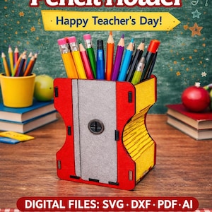 Op de afbeelding: Een rode, grijze en gele potloodhouder in de vorm van een puntenslijper, gevuld met kleurrijke potloden. De tekst "Teacher Pencil Holder" en "Happy Teacher's Day!" worden weergegeven. Digitale bestanden zijn beschikbaar in SVG, DXF, PDF en AI.