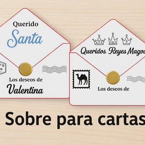 Könnte beinhalten: Zwei weiße Umschlagdesigns mit roten Rändern, goldenen Siegeln und Text. Eines sagt "Querido Santa" und "Los deseos de Valentina." Das andere sagt "Queridos Reyes Magos." Der Text unten lautet "Sobre para cartas."