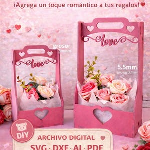 Op de afbeelding: Roze lasergesneden cadeau-mand met een hartvormige uitsparing en het woord "love". De mand bevat een boeket roze en crèmekleurige rozen. Tekst op de afbeelding bevat "DIY", "Digitaal bestand" en "Valentijnsdag".