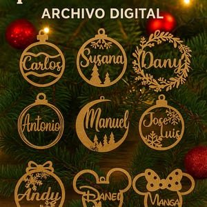 Puede incluir: Adornos navideños de madera personalizados con nombres como "Carlos", "Susana", "Dany", "Antonio", "Manuel", "Jose Luis", "Andy", "Daniel" y "Manga". Los adornos se muestran sobre un fondo de ramas de árbol de Navidad y bolas rojas. El texto "Esferas personalizables ARCHIVO DIGITAL" está en la parte superior.