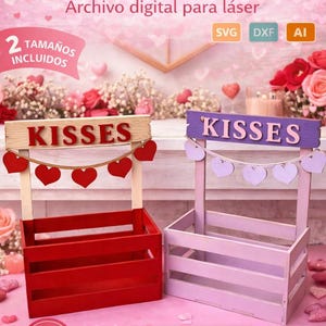 Könnte beinhalten: Zwei hölzerne Valentinstagsboxen, eine rote und eine lavendelfarbene, mit dem Wort "KISSES" oben. Jede Box hat eine Herzgirlande. Das Bild enthält auch den Text "Archivo digital para láser" und "SVG DXF AI".