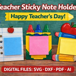 Puede incluir: Soportes para notas adhesivas con temática de profesor en forma de bloc de notas, crayones y un lápiz con una manzana. Cada soporte tiene una nota adhesiva. El fondo incluye lápices, libros y el texto "Happy Teacher's Day!"