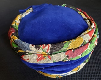 Vintage blauw fluwelen hoed met bloemen van Hilma Jameson