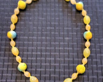Vintage geel geschilderde kralen ketting