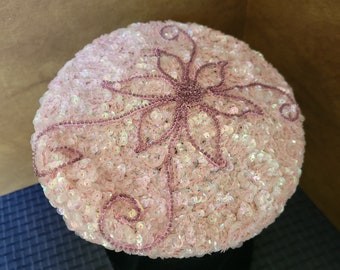 1960's Vintage Baby Pink Sparkly Pailletten hoed door 'Styled by Coralie'