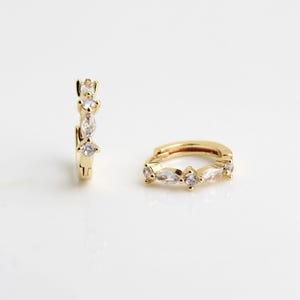 上品なダイヤモンド ハギー フープ イヤリング | 8 mm フープ 24k ゴールド スプリンクル CZ イヤリング | 彼女へのクリア クリスタル ステートメント ジュエリー ギフト | RavitMK フープ 4