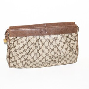 Clutch extragrande de lona revestida con monograma marrón vintage de GUCCI