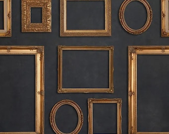 Può includere: Una collezione di cornici dorate ornate di varie forme e dimensioni su uno sfondo grigio scuro. Le cornici includono design rettangolari, quadrati e ovali, che mostrano elementi decorativi dettagliati.