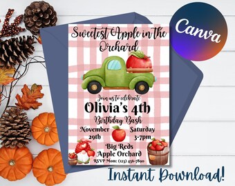 Puede incluir: Una invitación con un camión verde que transporta una manzana roja, con el texto "Sweetest Apple in the Orchard". Anuncia el 4º cumpleaños de Olivia el 29 de noviembre, de 15 a 19 horas. El diseño incluye un fondo a cuadros rojos y blancos.