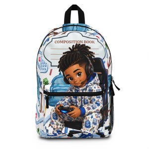 Peut inclure: Un sac à dos blanc orné d'une étiquette de cahier de composition en haut et d'un motif représentant une jeune personne aux cheveux tressés portant un casque et un sweat à capuche, tenant une manette de jeu sur une chaise de gamer.