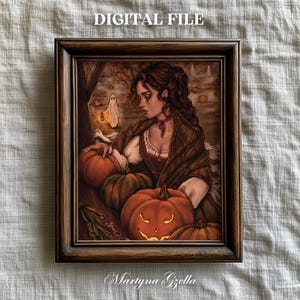 Peut inclure: Impression numérique encadrée représentant une femme entourée de citrouilles et d'un fantôme. L'œuvre d'art a un thème automnal avec des couleurs chaudes et le texte "DIGITAL FILE" et "Martyna Gzella". La femme porte un châle marron et un chemisier blanc.