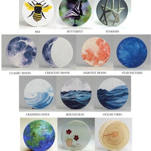 Pu&ograve; includere: Una collezione di oggetti decorativi rotondi con vari disegni. I disegni includono un'ape, una farfalla, stelle marine, fasi lunari, scene oceaniche, un globo, fiori in vaso e un ceppo di legno. Ogni oggetto &egrave; etichettato.