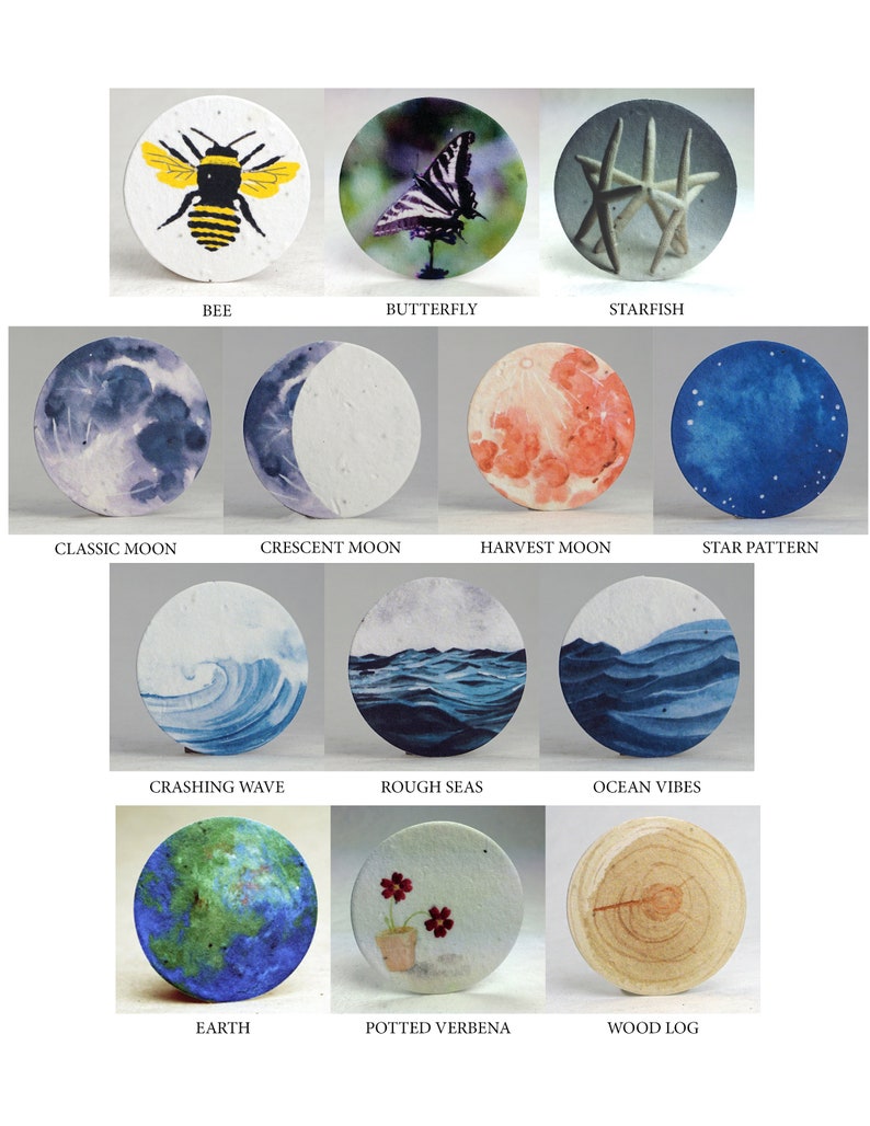 Pu&ograve; includere: Una collezione di oggetti decorativi rotondi con vari disegni. I disegni includono un'ape, una farfalla, stelle marine, fasi lunari, scene oceaniche, un globo, fiori in vaso e un ceppo di legno. Ogni oggetto &egrave; etichettato.