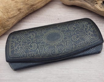 Custodia per occhiali antica, astuccio in pelle, pubblicità vintage, anni '10 del Novecento.