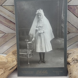 Petite fille victorienne à cartes, photo ancienne, première communion