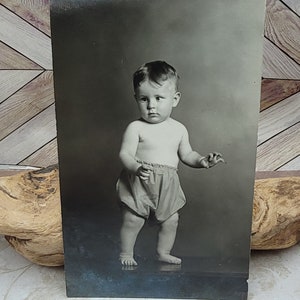 Carte postale ancienne pour bébé garçon, photo vintage en noir et blanc
