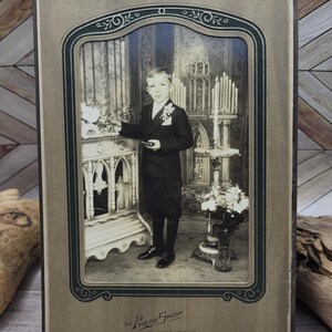 Tarjeta de gabinete victoriana, niño en primera comunión, fotografía vintage sepia, siglo XIX, principios del siglo XX