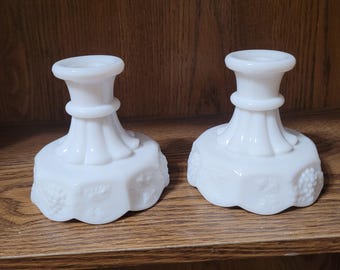 Candelabros Westmoreland con paneles de uva, de cristal opalino vintage.