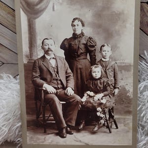 Carte de meuble victorienne, portrait de famille, photo sépia, photo ancienne, années 1800, début des années 1900