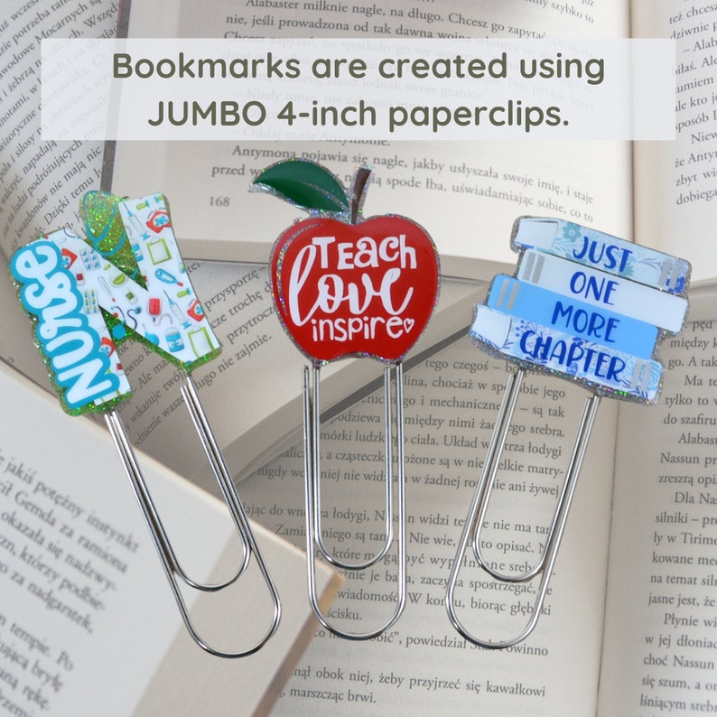 Op de afbeelding: Drie kleurrijke bladwijzers gemaakt van jumbo paperclips van 10 cm. De bladwijzers tonen een rode appel met de woorden "Teach Love Inspire", een stapel blauwe boeken met de woorden "Just One More Chapter", en een kleurrijke letter "N" met het woord "Nurse".